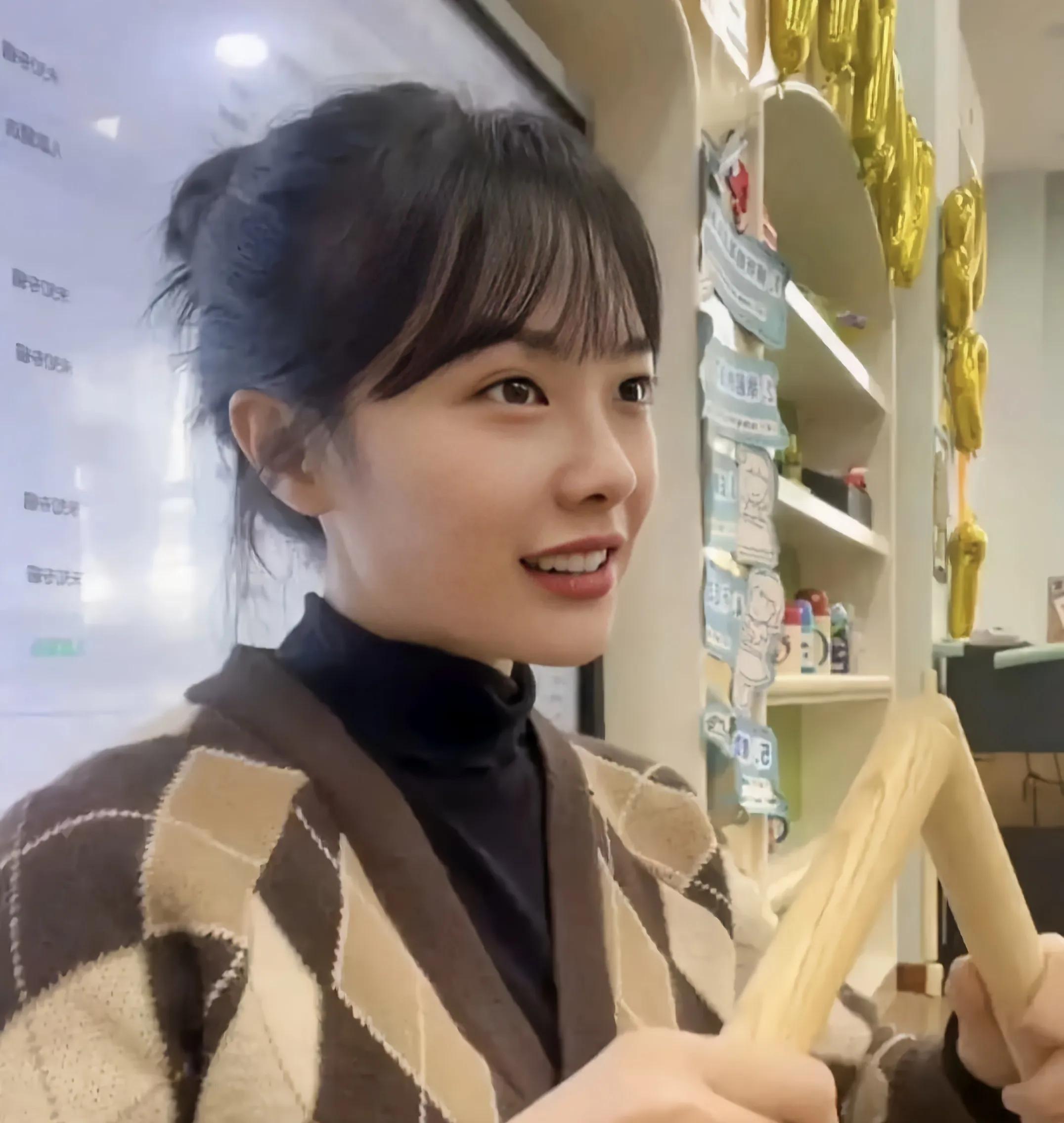 挖呀挖黄老师模仿者,挖呀挖呀挖黄老师卡通图片