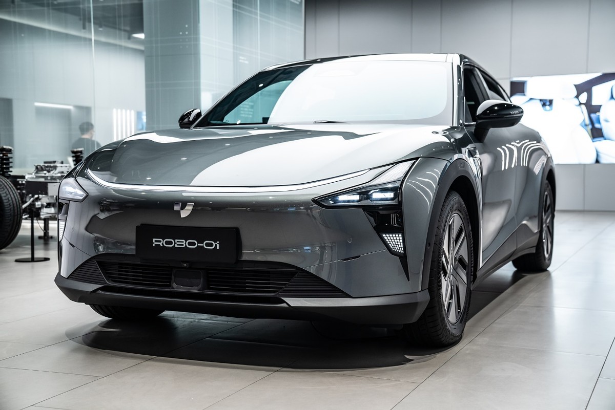 来看一个伪装成SUV的“机器人”