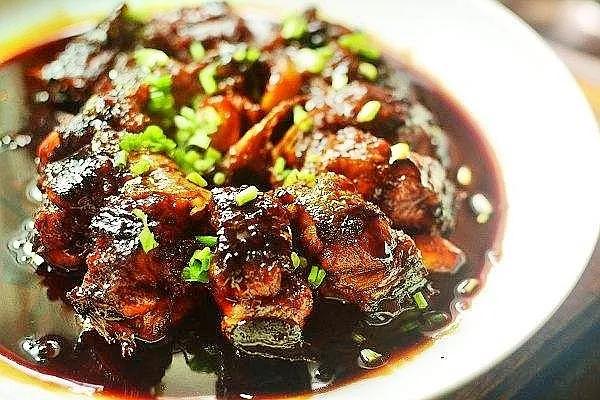 红烧鳝段说说,地道家常菜红烧鳗鱼汤汁