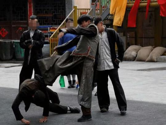 一个人遇到流氓怎么反击,本地人欺负外地生意人该怎么办