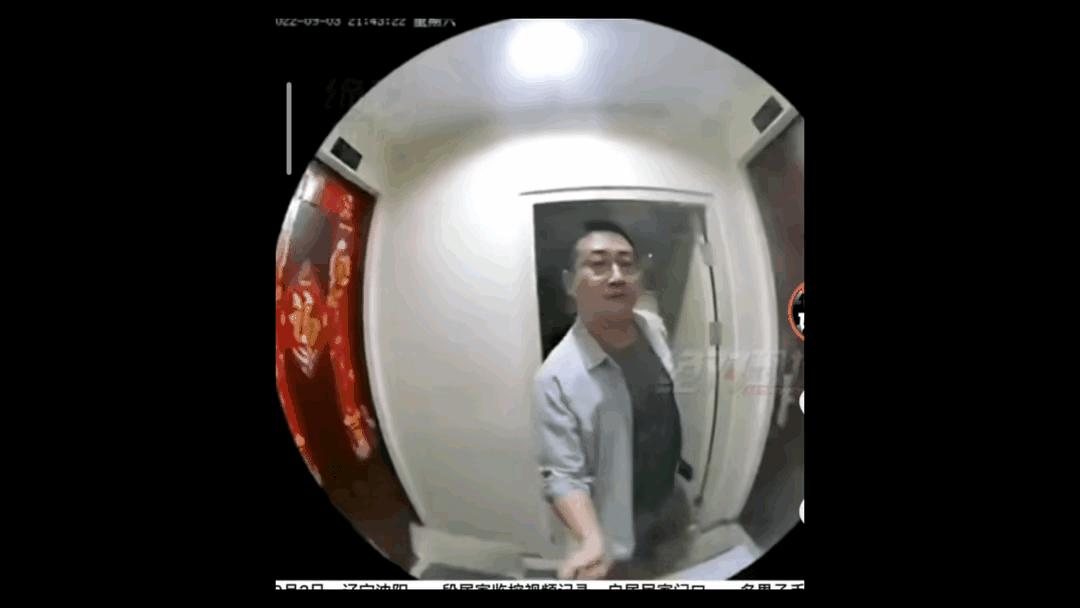 男子潜入民居持刀狂砍房门三分钟,男子半夜疯狂砍门