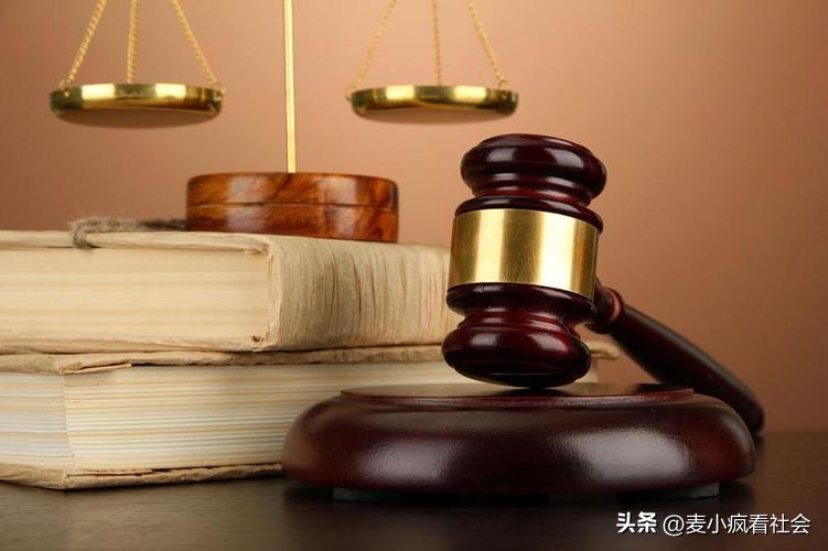 广场舞大妈又来抢地盘了！搬走10米外的篮球架，说：怕被砸