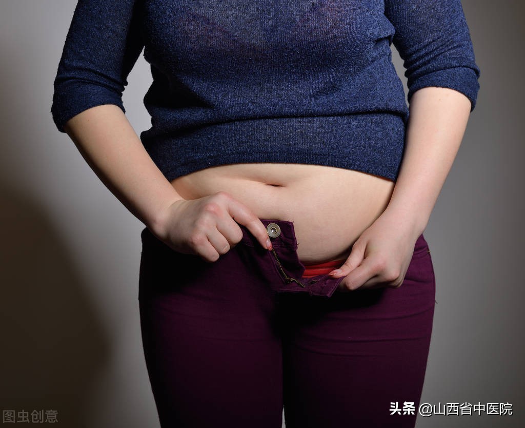 老年人总是膝盖以上疼是怎么回事,老年人膝盖弯曲时疼痛很难蹲下来