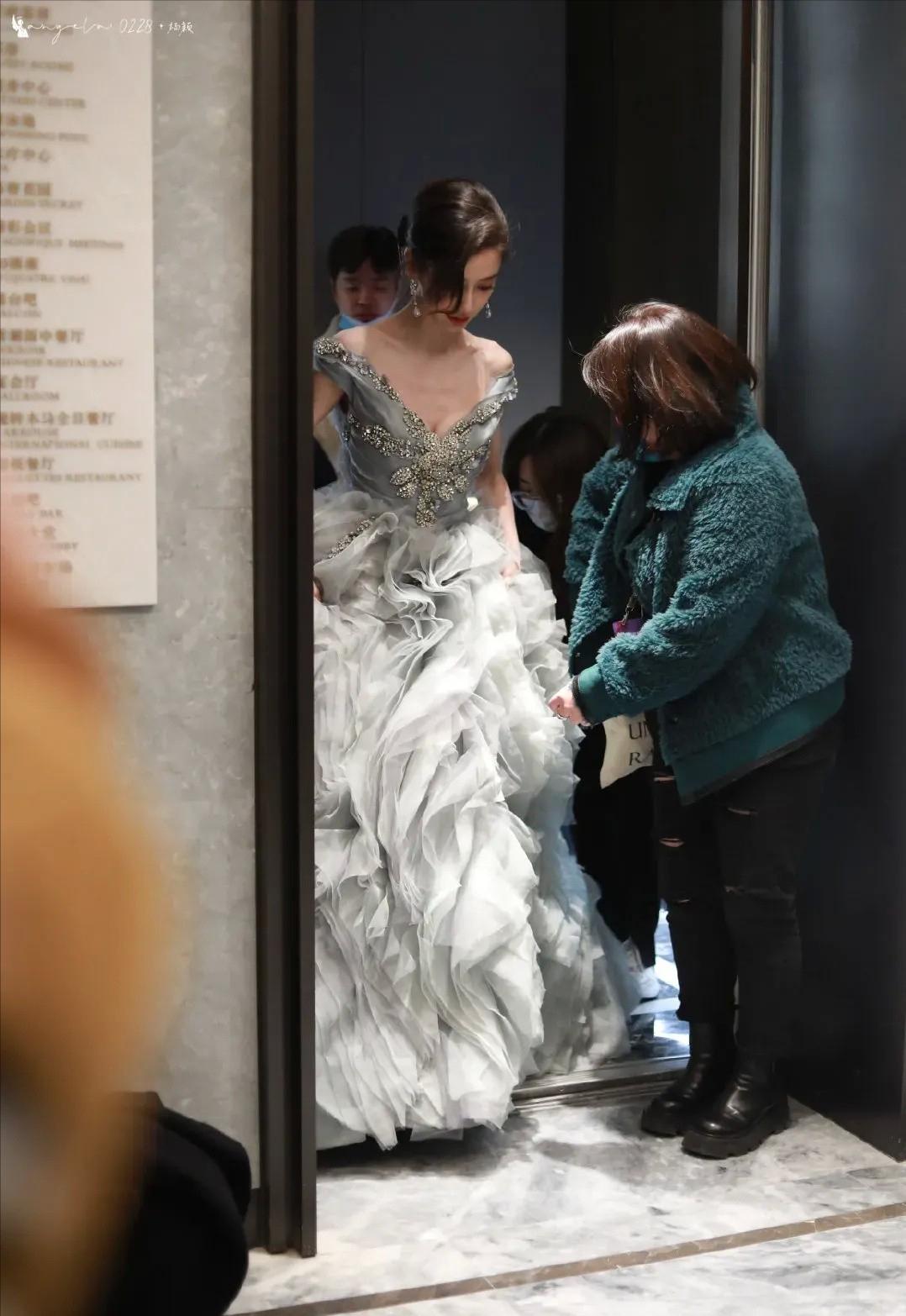 去婆家过年的姐妹们，羡慕今天官宣离婚的Angelababy吗？