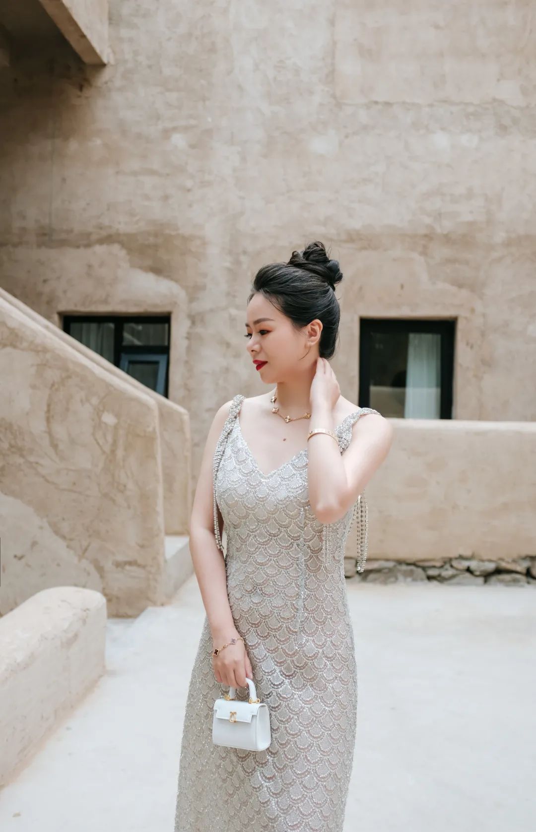 孟晚舟紫色连衣裙,孟晚舟蓝色连衣裙