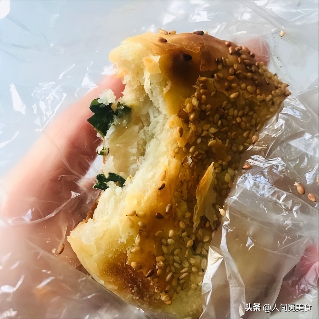 80后小夫妻摆摊卖饼,月入一万元勤劳夫妻摆摊卖饼