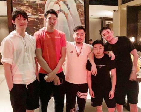 从拉伊奥拉住进ICU球迷的叫好一片，说球员经纪人的被误读