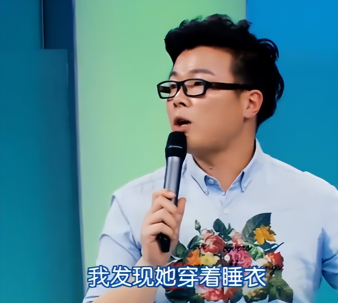 男友出差女友穿睡衣,男友出差女友穿睡衣吃龙虾