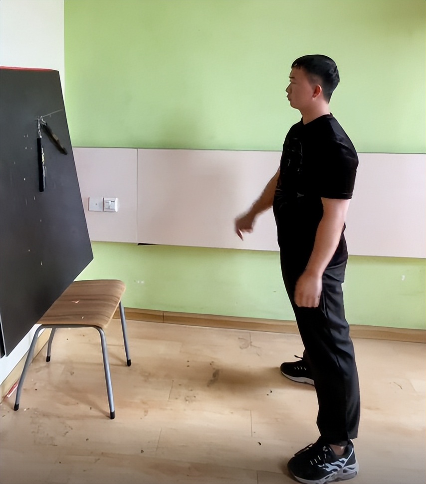 小伙模仿电影练成摘叶飞花,东方不败的飞花神功