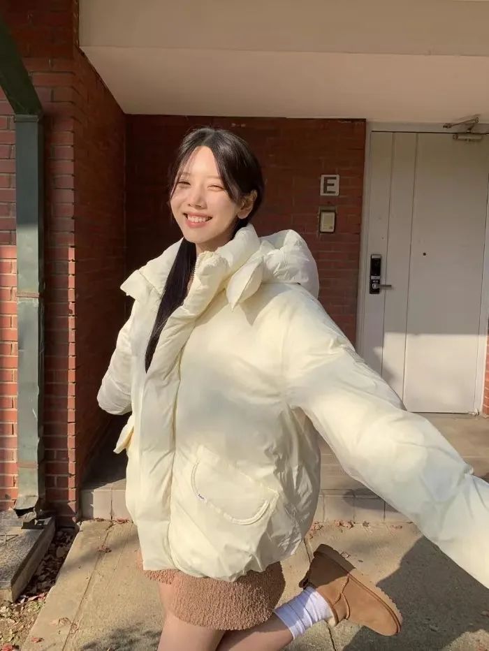 羽绒服卫衣裙搭配,今年流行穿搭羽绒服加什么靴子