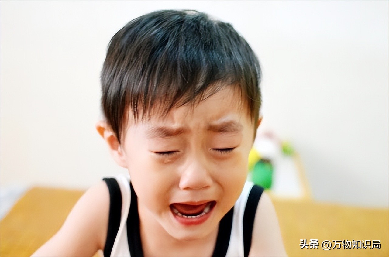 8岁男孩眼球融化荧光棒,小孩眼珠熔化视频