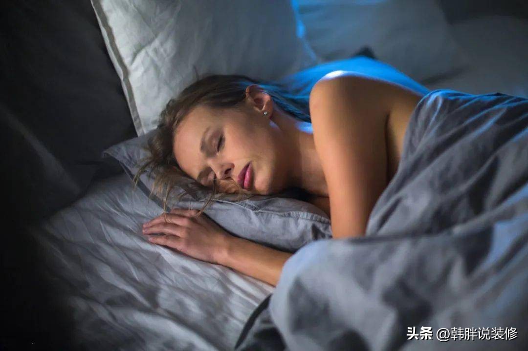 古人说头朝东脚朝西什么说法,古人说的睡觉头不对窗有什么讲法