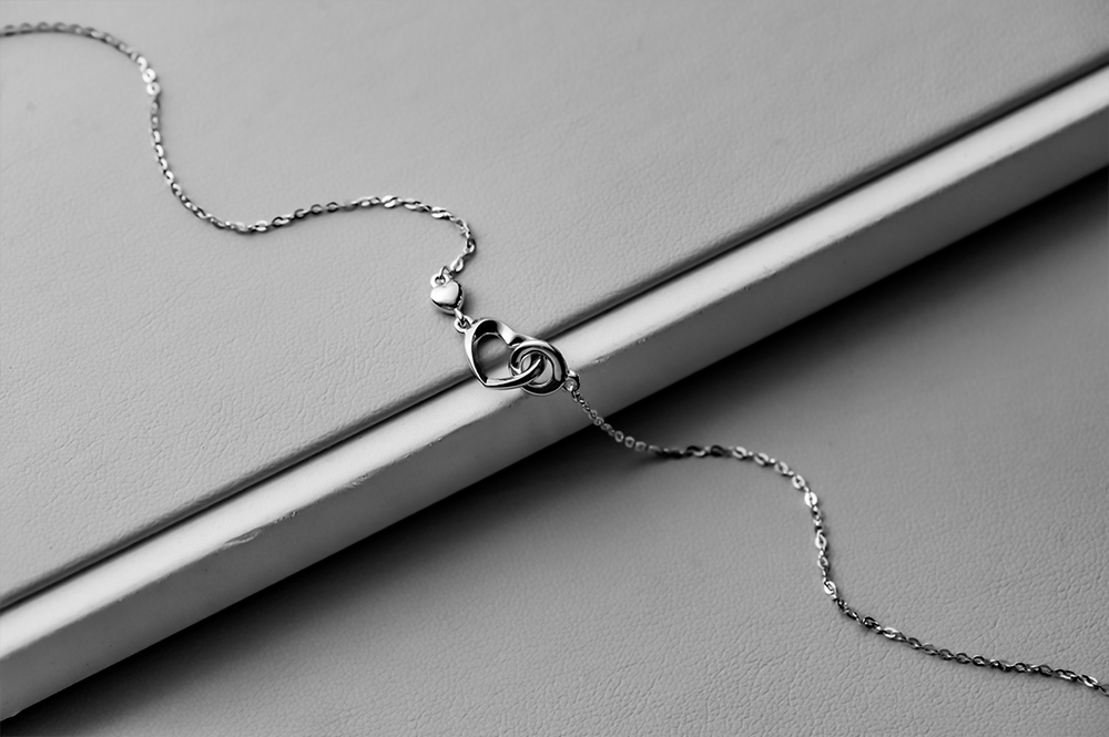 银饰表面有坑怎么解决,为什么银饰戴着会有黑色裂痕