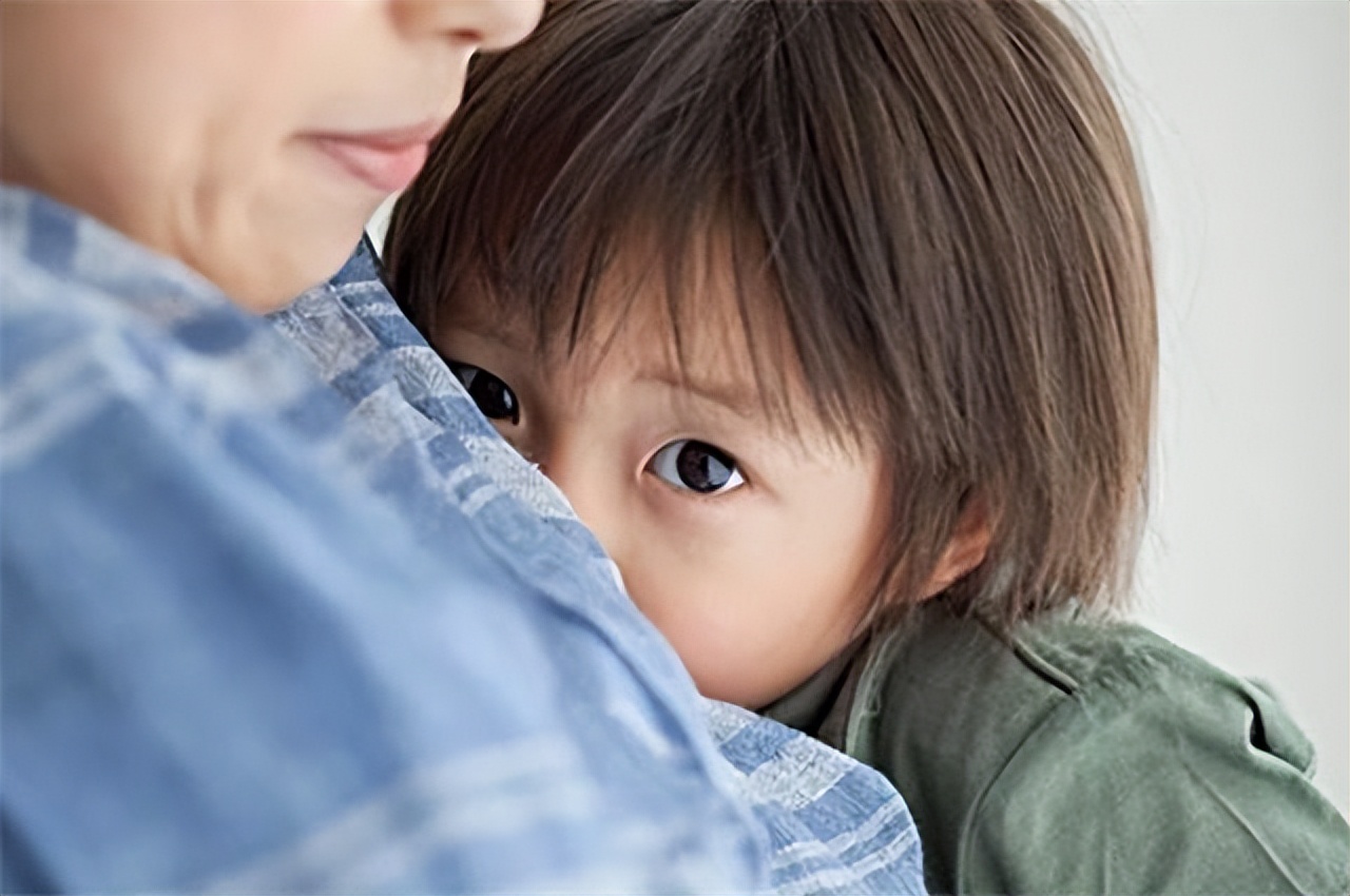 高中孩子变得内向不爱说话怎么办,四岁孩子性格内向不爱交际怎么办