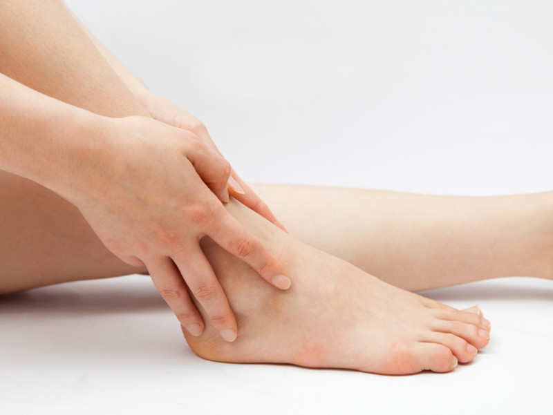 两年前崴过脚这几天突然疼,十年以前崴了脚现在还痛怎么办