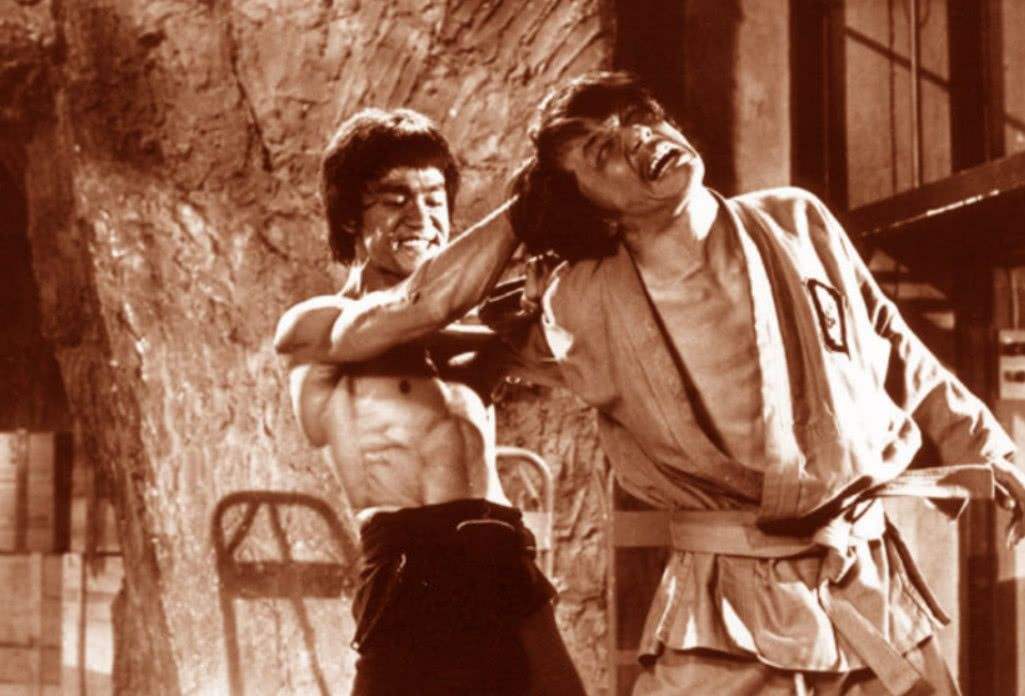 众人评价李小龙和成龙谁能打,李小龙实力对比甄子丹