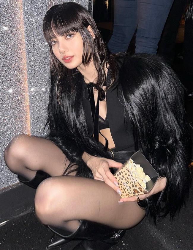 Lisa巴黎看秀时拿着「这件小物」，粉丝笑称：人间CELINE变心了！