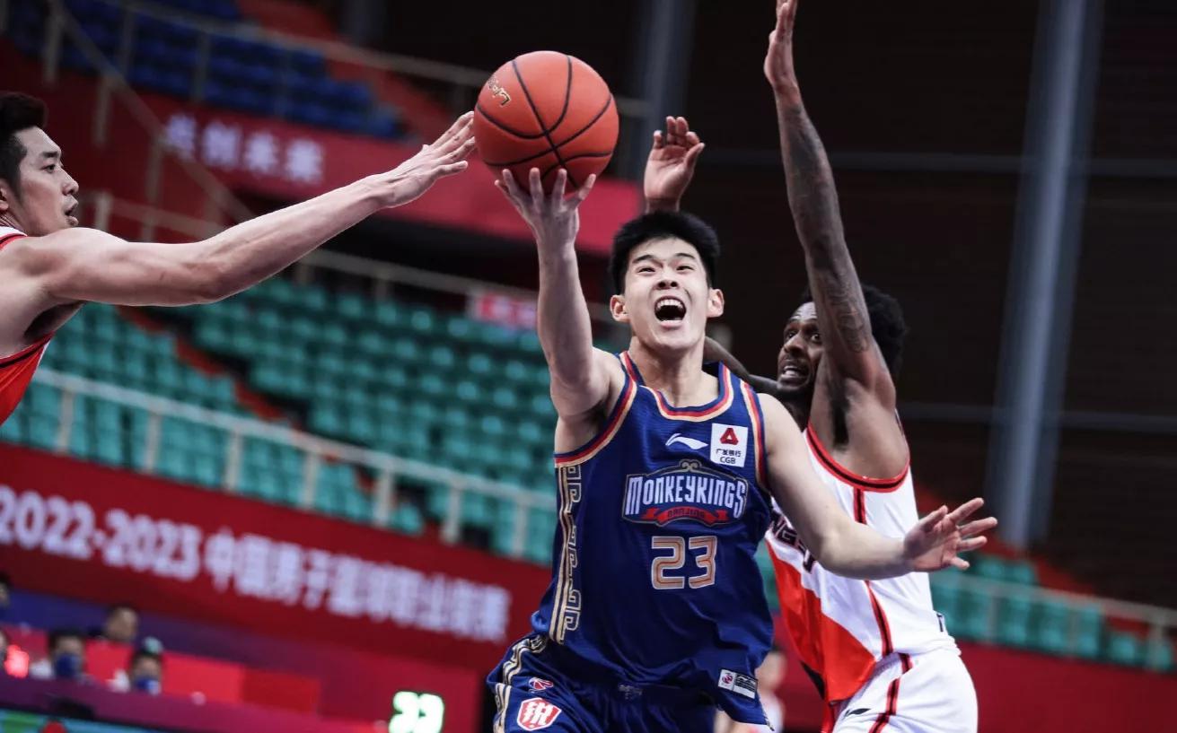 同曦老板怒斥裁判罚了多少,同曦主教练握手