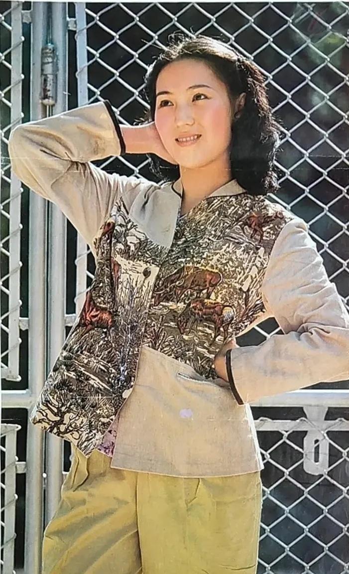 女子身着日本侵华军装露脸,女子穿日军军服拍照被抓