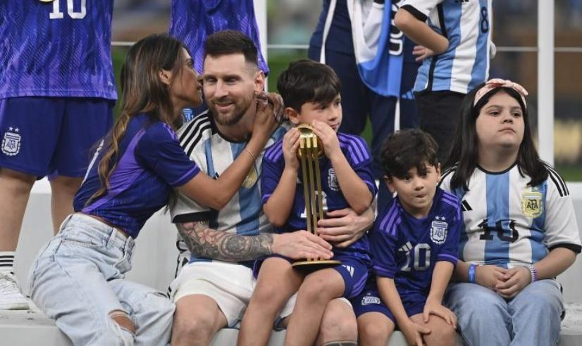 梅西夺冠后全家福,梅西夺冠后和爱妻亲吻视频