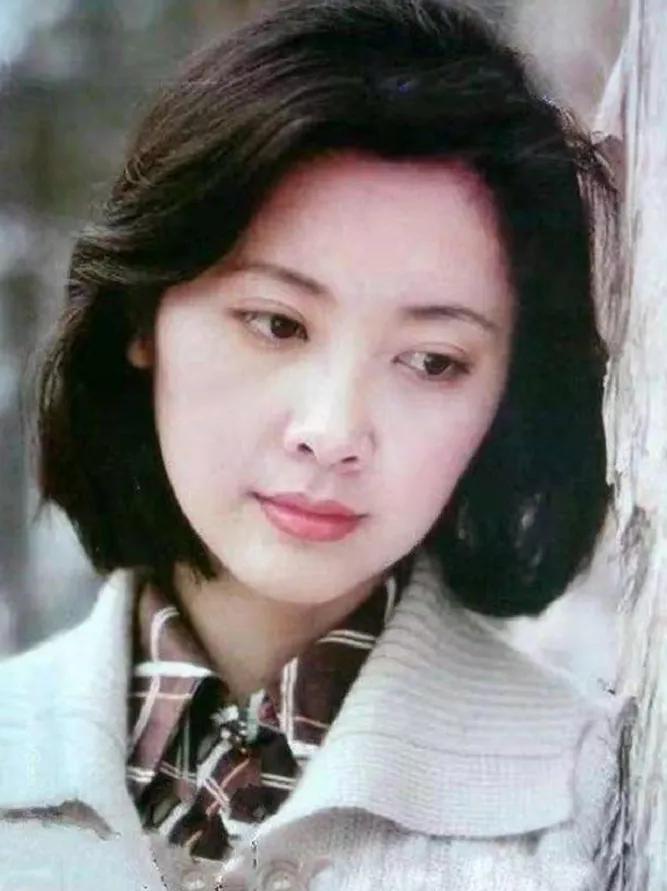 俏丽若三春之桃什么意思以及造句,俏丽如三春之桃清素如九秋之菊