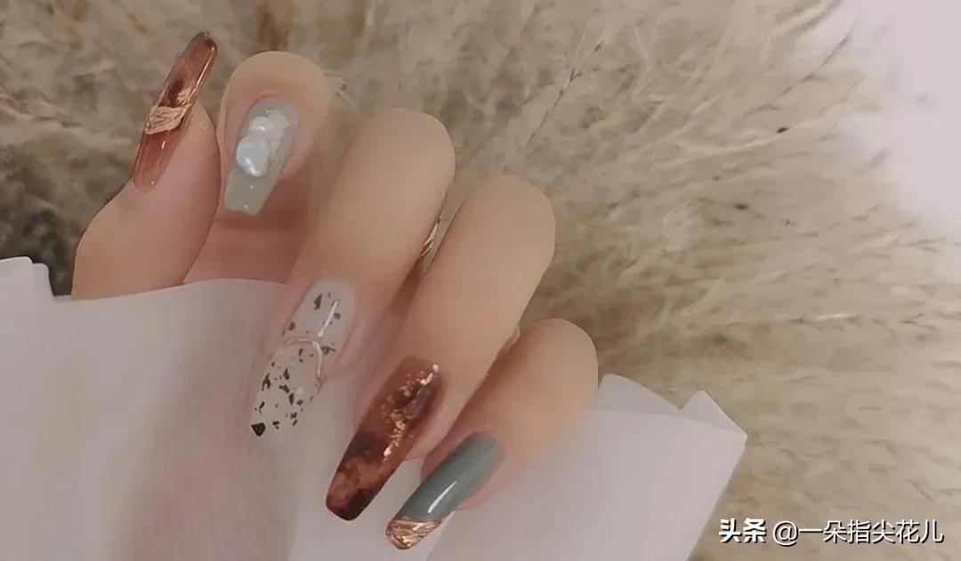 琥珀晕染美甲款式教程,琥珀焦糖色棋盘格晕染美甲