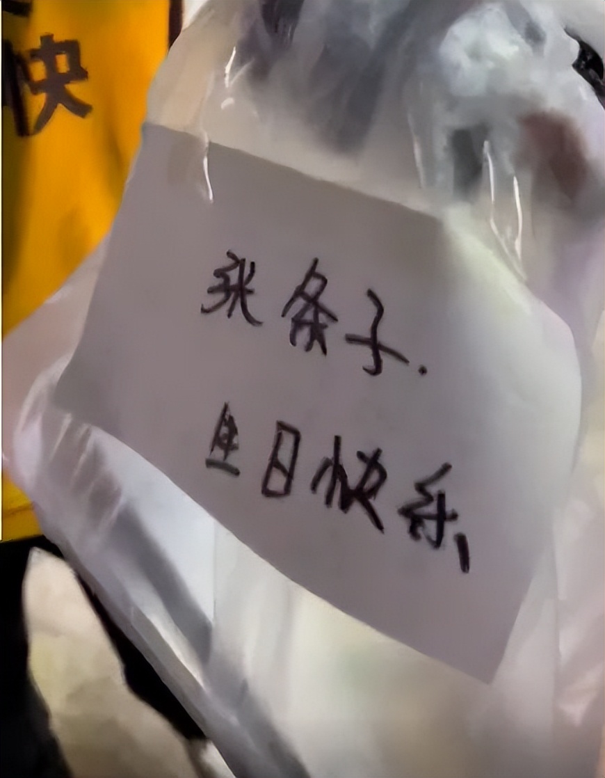 “坐公交车，胸贴不小心掉下来了…这也太社死了！”
