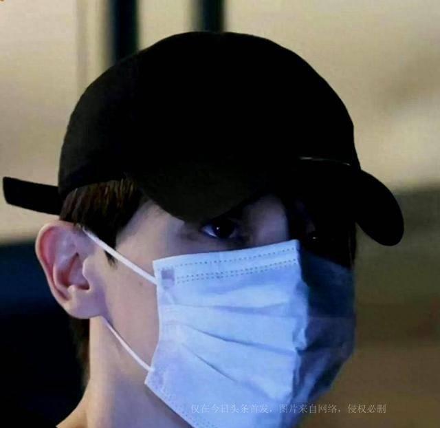 邓伦现身大型玩偶店，与女粉丝合影