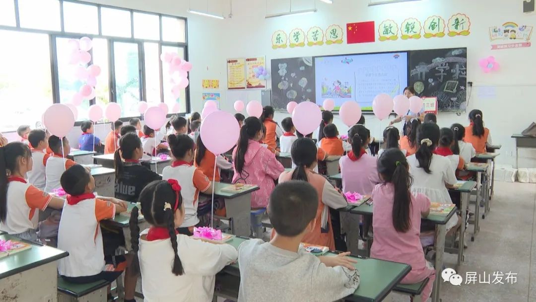 两江开学围观各校花样仪式满满,屏山中学开学典礼