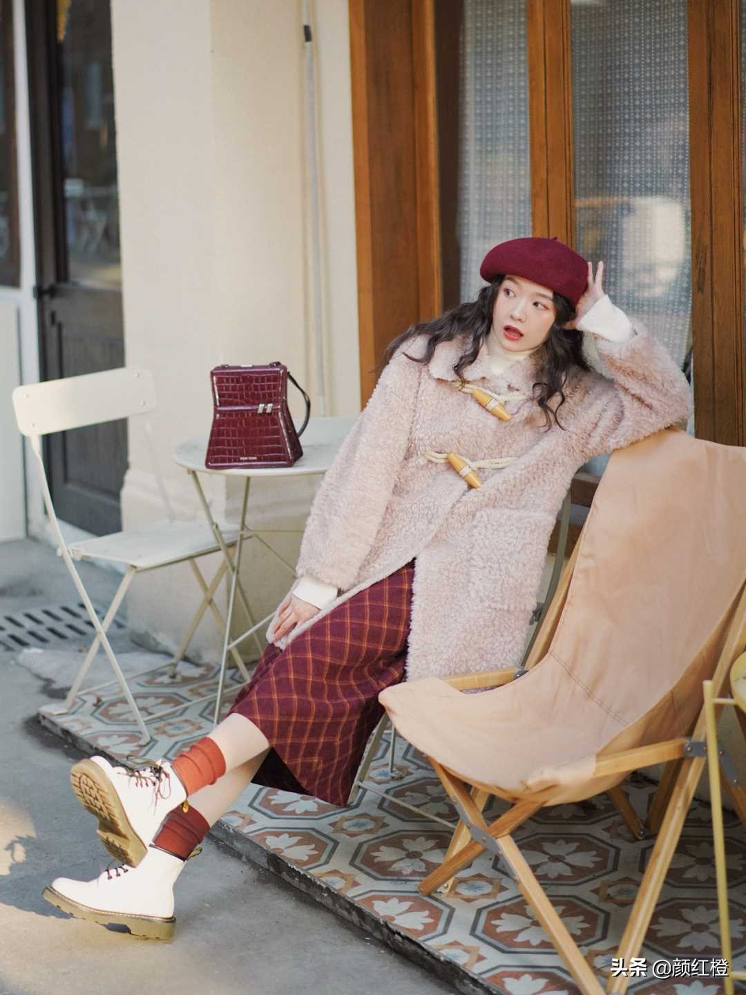 又火了一种穿法叫“羊毛羔外套+半身裙”，洋气精致还保暖，太美