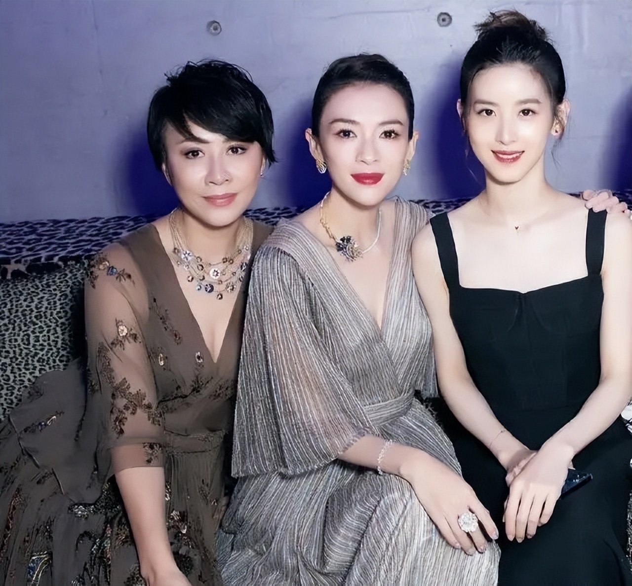 巴黎时装周众星翻车，黄圣依女仆装老态纵横，章子怡奶奶装认不出