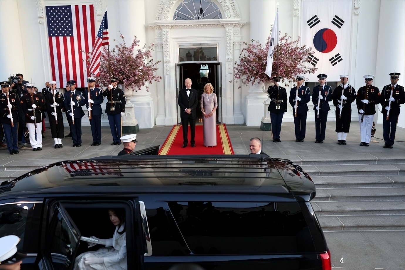 韩第一夫人年轻照片,韩第一夫人穿军装