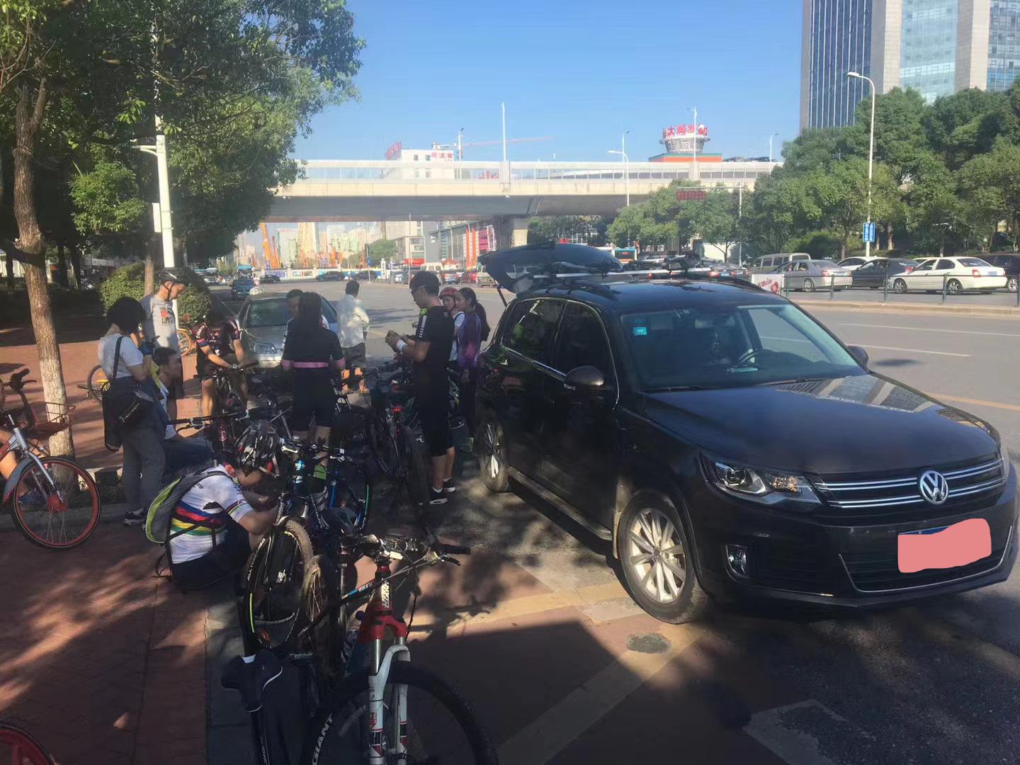 痴迷骑行的年轻人,正捧起一个两千亿市场