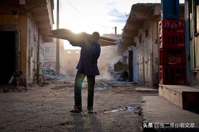 农村小伙扛一麻袋钱,农村小伙一个人养家糊口