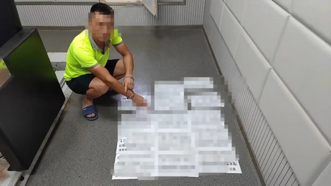 男子网上发文对交通执法违规被抓,男子张贴色情广告被抓获