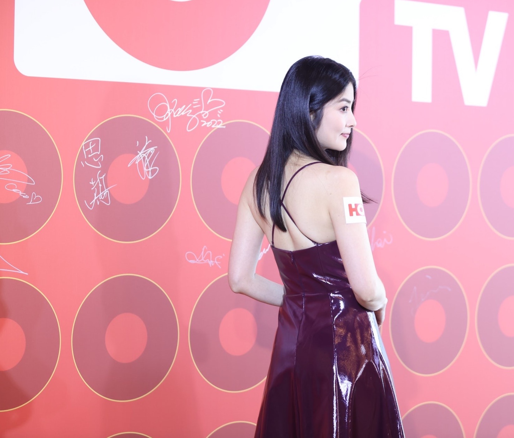 50岁陈慧琳现身酒吧,陈慧琳近照短裙配丝带鞋