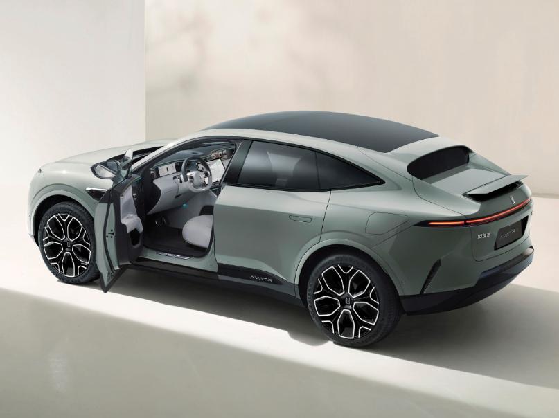 丰田章男驾驶氢燃料内燃机赛车,丰田章男展示新款丰田车