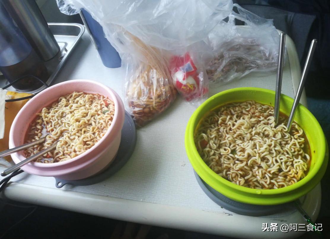 火车上带什么吃泡面,火车上爱吃泡面可以吃什么