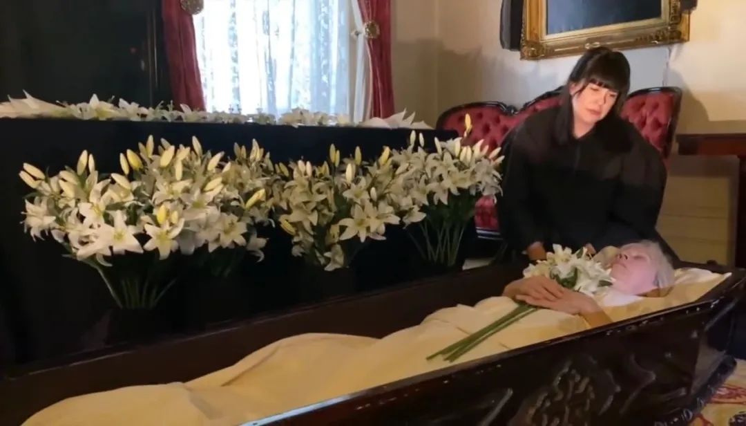 80后女孩记录世界奇葩葬礼，吸粉200万