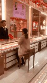 丝袜上可以纹身吗,穿丝袜能看出来纹身吗