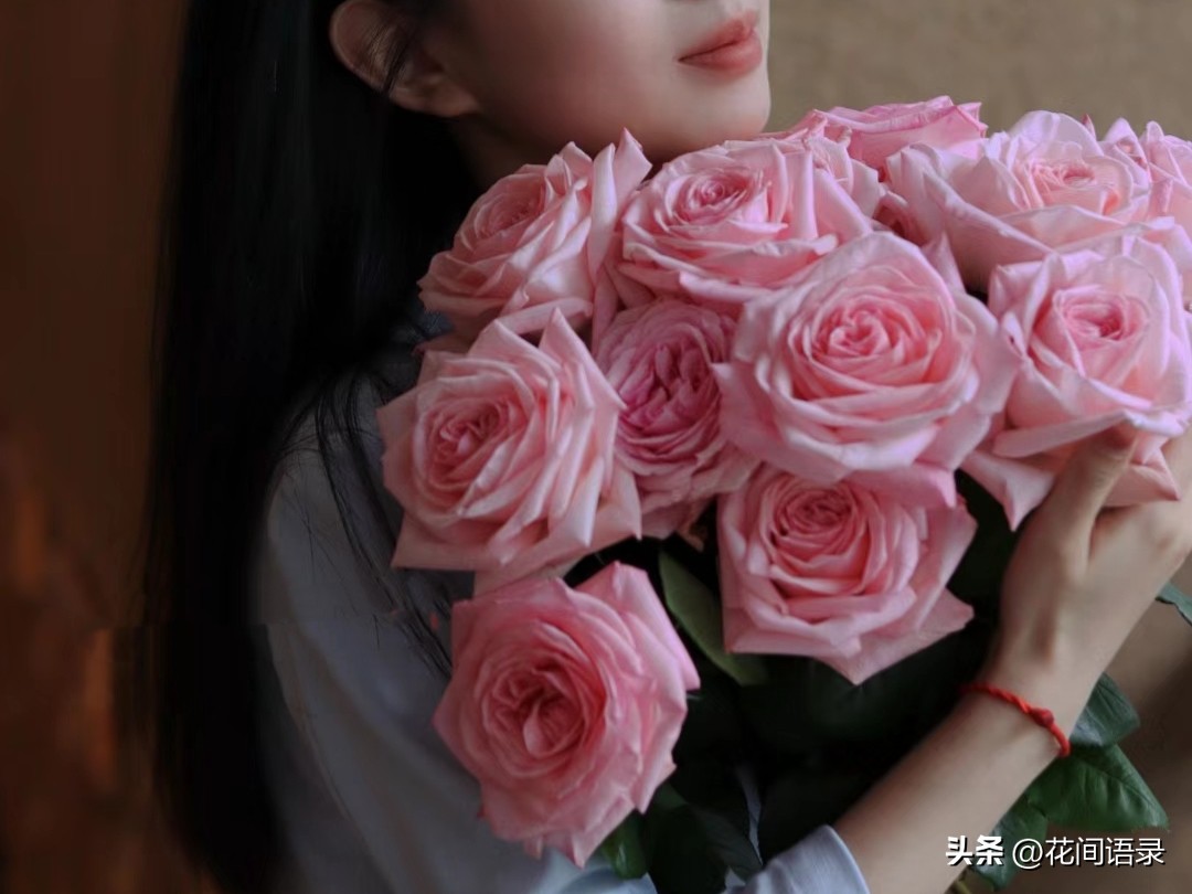 刘亦菲抱的鲜花是什么花呀,刘亦菲抱鲜花的照片为啥那么火