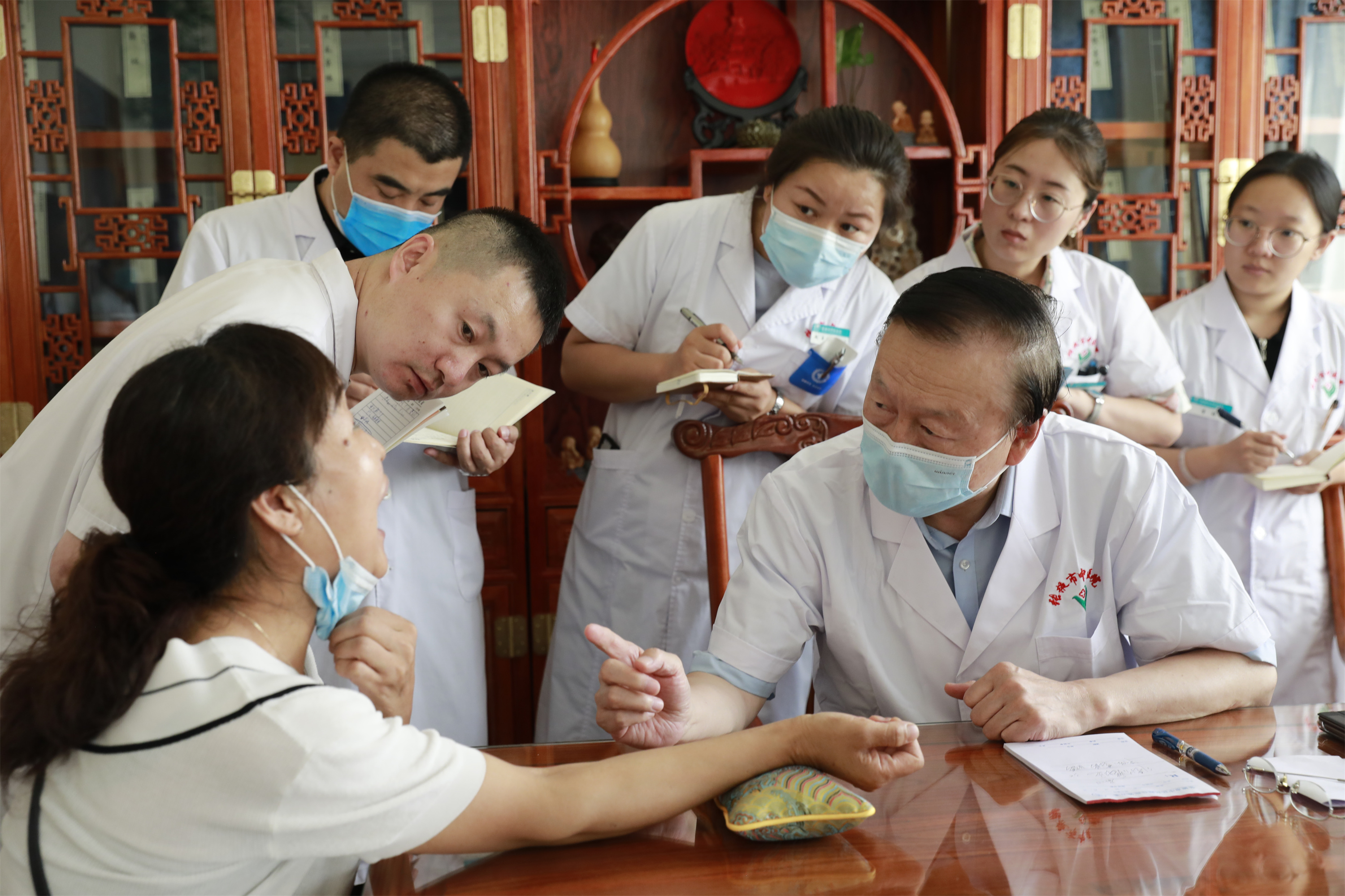 一代大医米伯让先生铜像揭幕全国名中医米烈汉优秀人才专家工作室授牌典藏书籍捐赠仪式在张掖市中医医院举行