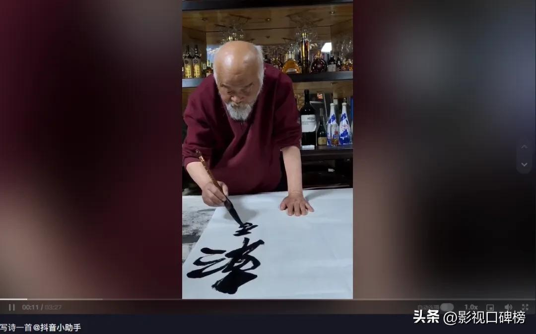 李琦家门口卖肉串视频,68岁演员李琦摆摊卖烤肉