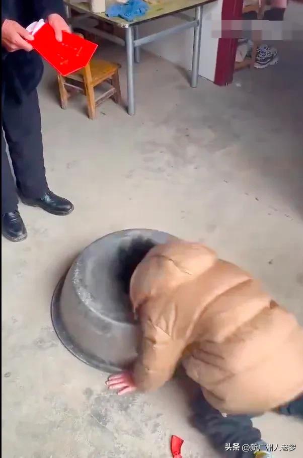 安徽拜年磕头磕哭,小女孩磕头拜年把头上磕了个包