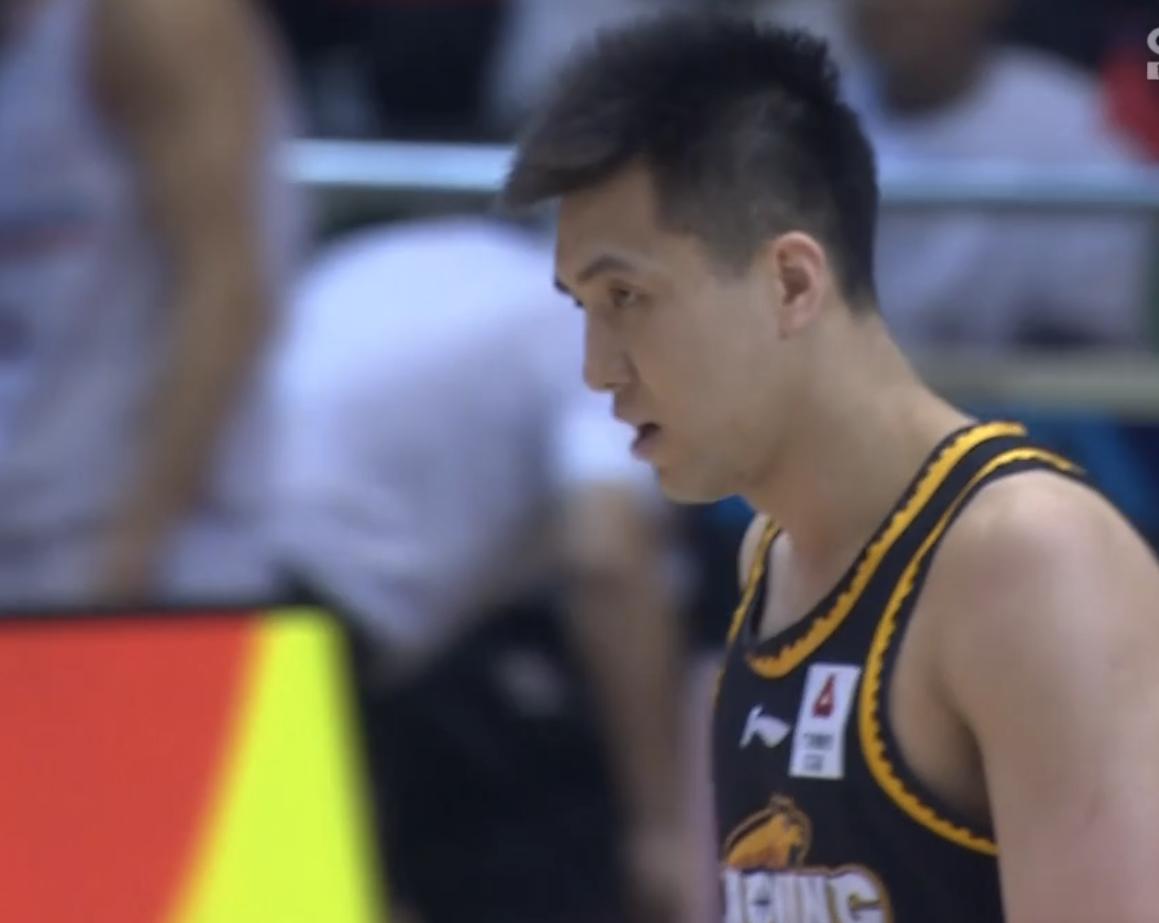 郭士强开门黑完整视频,郭艾伦被黑哨最后结果