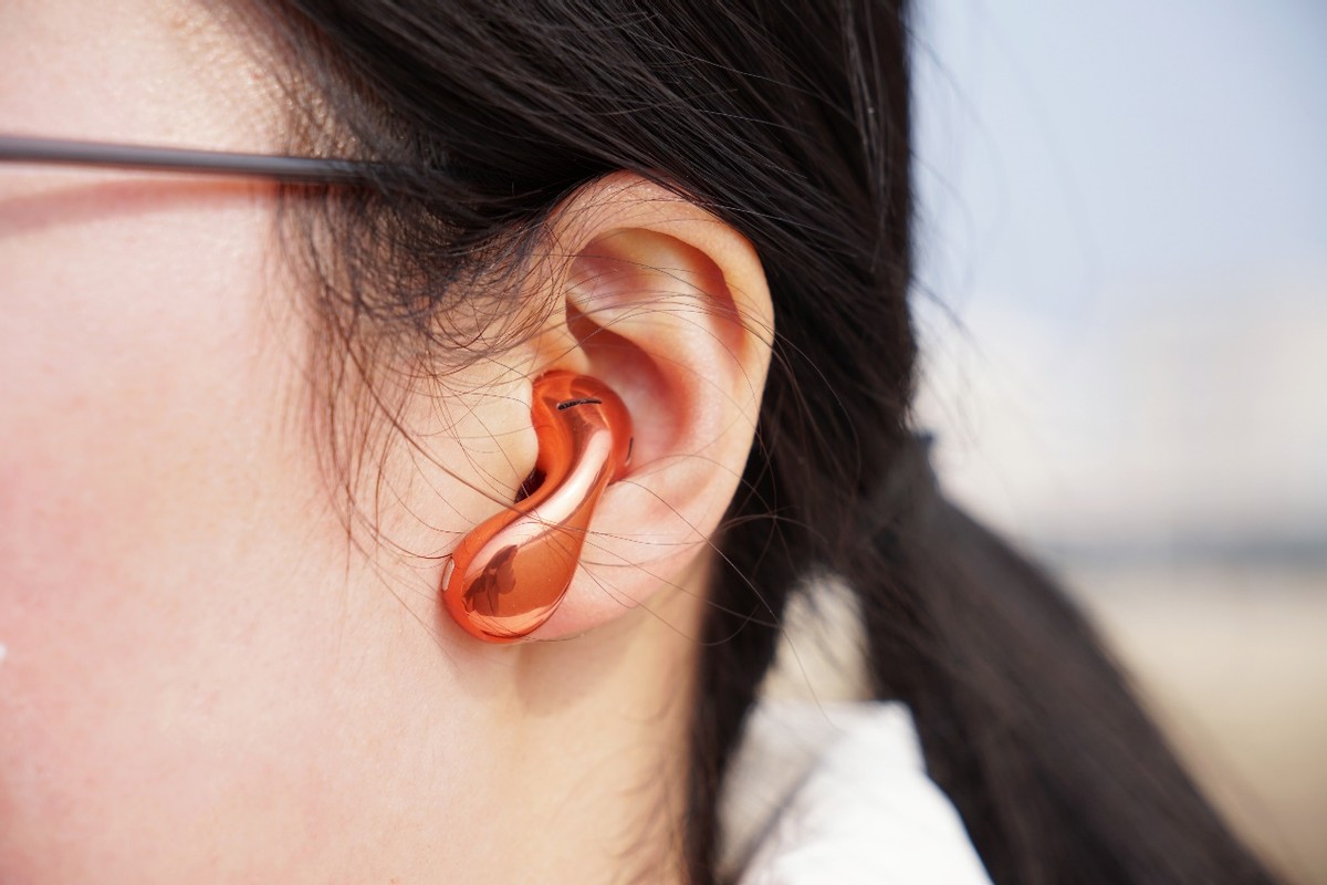 华为耳机freebuds5蓝色试戴效果,华为水滴耳机freebuds5值得买吗