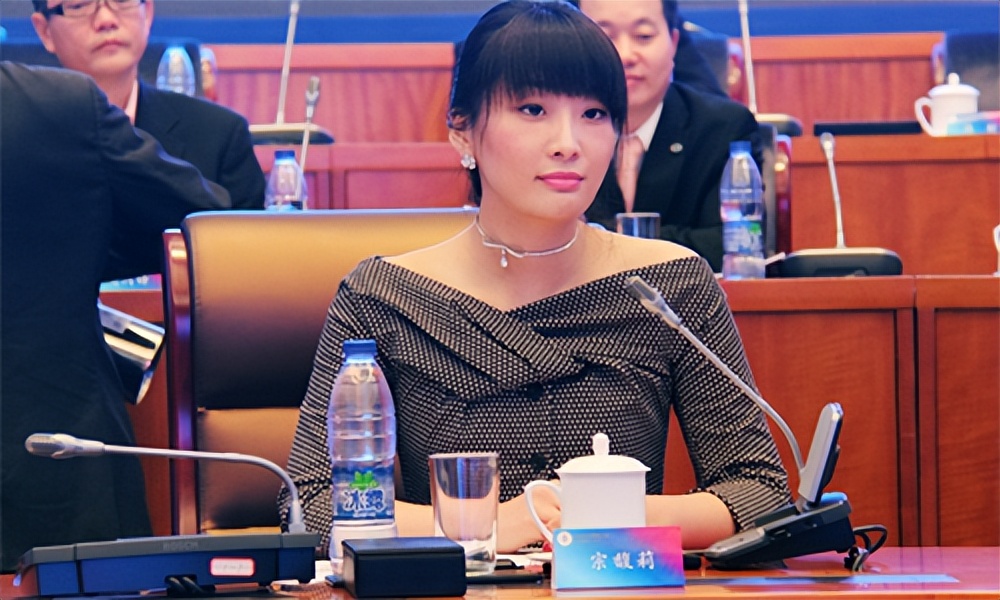 3年前,浙江父女花6亿多元,给员工发红包,还发钻石项链,为啥