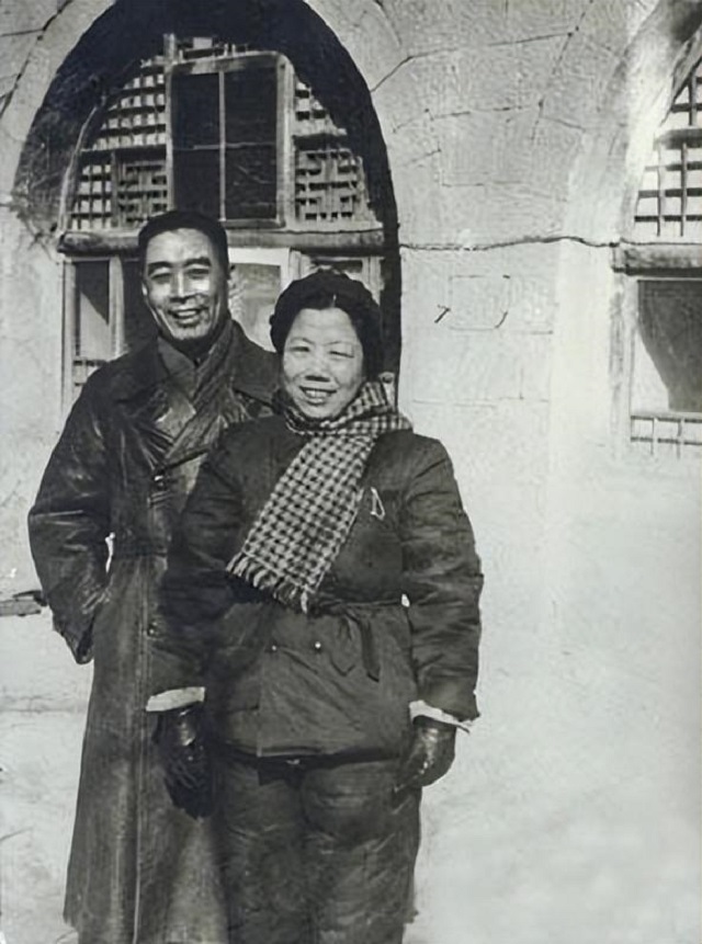 周总理去世前不断望向门口，护士疑问，后来才知他在等妻子*颖超邓**