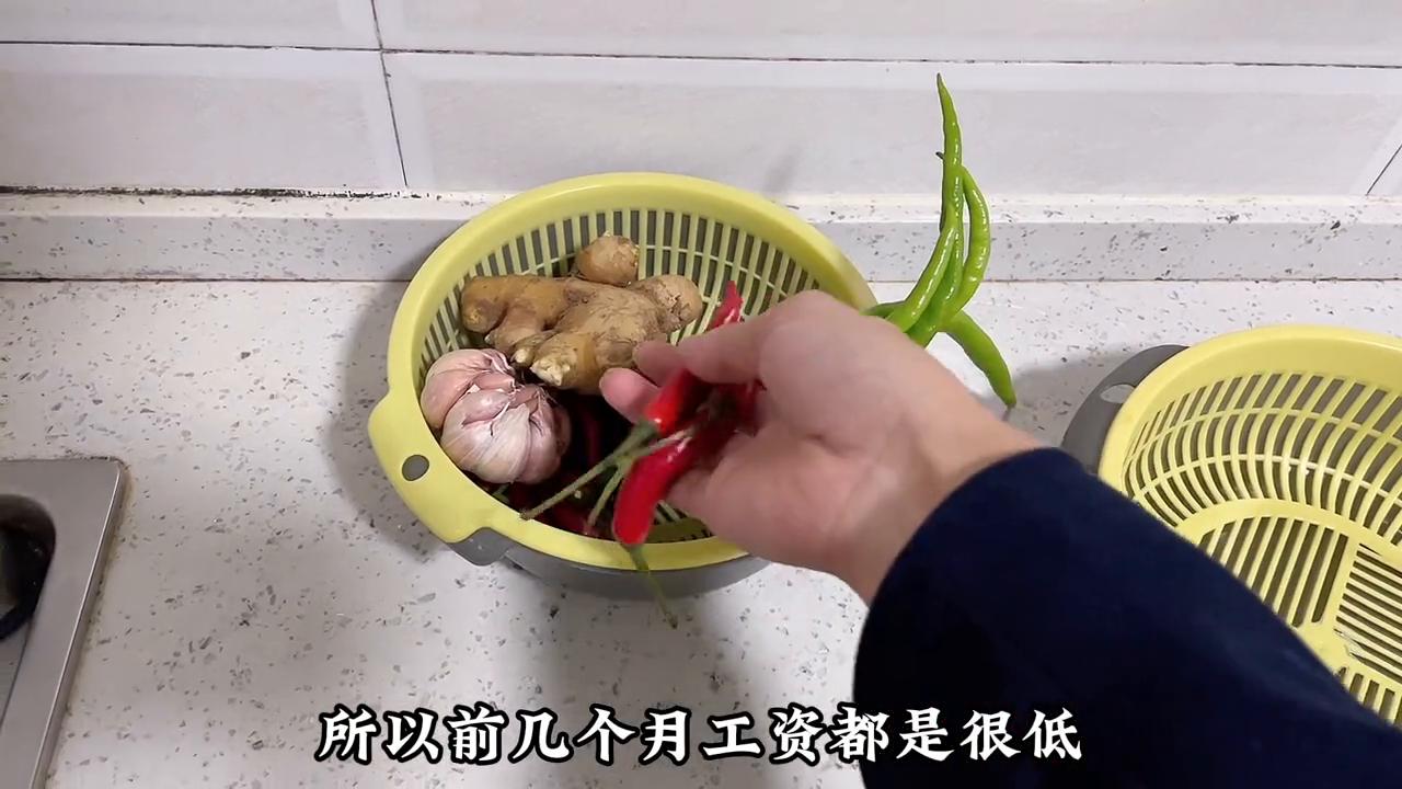 我是湖南邵阳女孩，第一次做珠宝销售，一个月底薪1800元