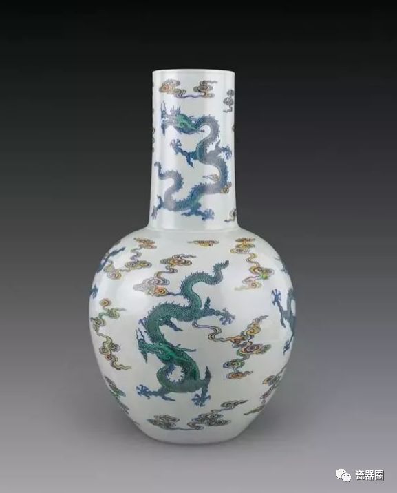 大清嘉庆香草龙纹官窑盘,清三代瓷器龙纹特征